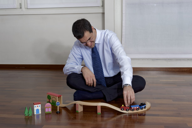 办公室里的成年商人穿着衬衫打着领带坐在地板上图片下载