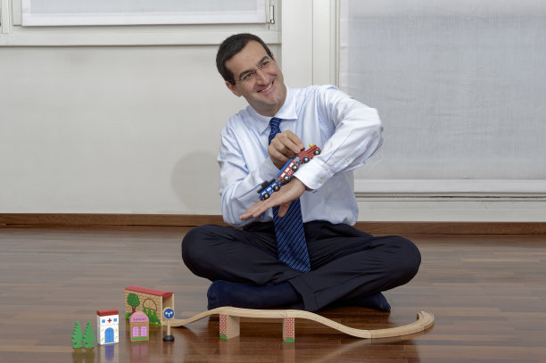 办公室里的成年商人穿着衬衫打着领带坐在地板上图片下载