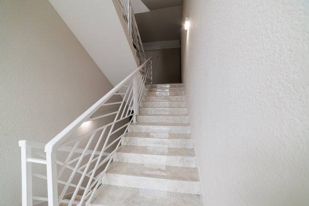 房间空而干净，有楼梯和白色的金属栏杆图片下载
