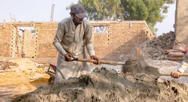 工人搅拌水泥和石料粉碎图片下载
