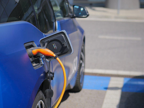 电动汽车在充电站充电的特写照片图片下载