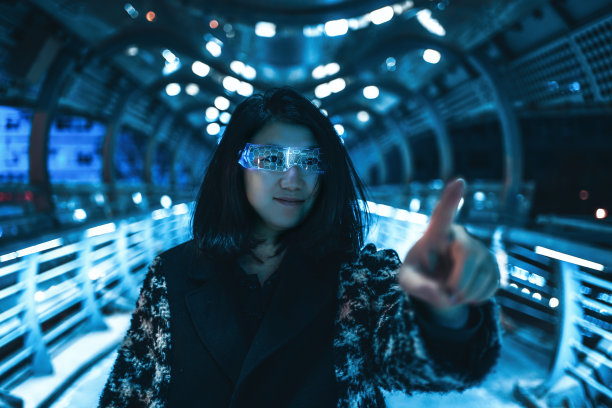 戴着未来派眼镜的女人图片下载