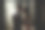 浪漫多情的新婚夫妇，婚礼的背景是夜空和雨。新郎新娘淋着雨站在拱门的背景上图片下载