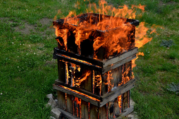 蜂房瘟疫流行期间的卫生处理：焚烧蜂箱和工具图片下载