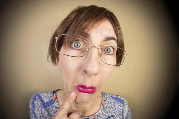 毫无头绪的鱼眼中年女人图片下载