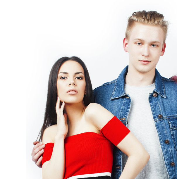 最好的朋友，十几岁的女孩和男孩在一起玩，在白人背景孤立，拉丁美洲和白人摆情绪图片下载