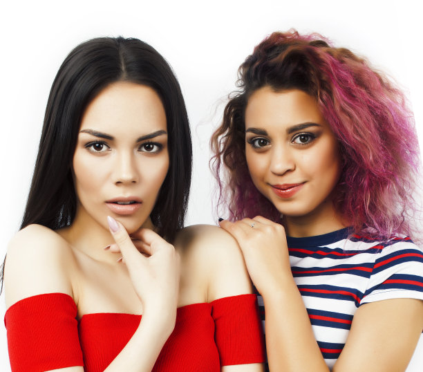 最好的朋友，十几岁的女孩一起玩，摆情感，两个不同的国家的学生:非洲裔美国人和亚洲人图片下载