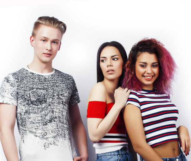 潮人的公司，金发男孩和女孩的学生有乐趣，不同的国家人的生活方式孤立在白人背景图片下载