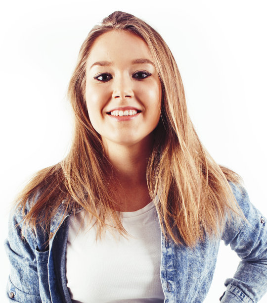 年轻漂亮时尚的褐发潮女孩摆情绪孤立在白色背景快乐微笑凉爽的微笑，生活方式的人的概念图片下载