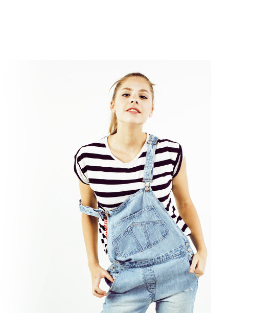 年轻漂亮时尚的褐发潮女孩摆情绪孤立在白色背景快乐微笑凉爽的微笑，生活方式的人的概念图片下载