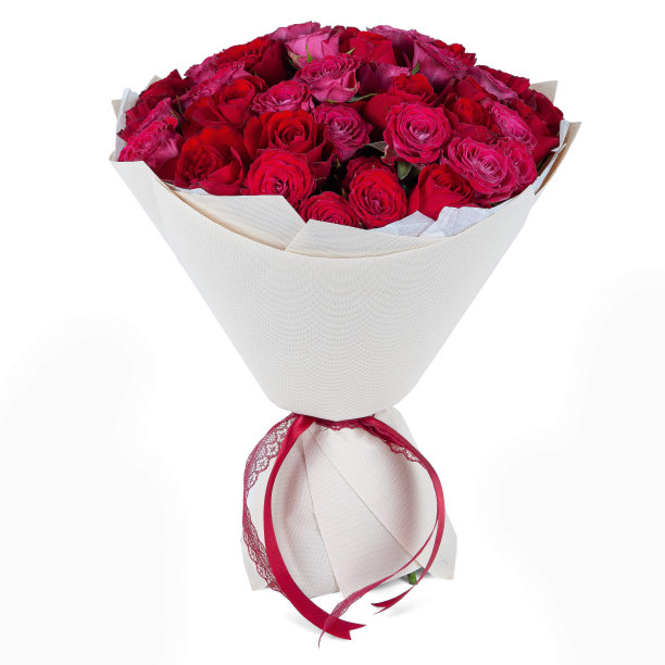 一束新鲜的红花包裹在光纸与白色背景的丝带图片下载