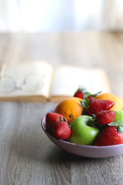 一碗水果，打开书和阅读眼镜图片下载