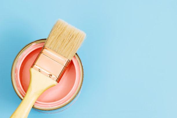 油漆罐和油漆刷以及如何选择完美的室内油漆颜色和有益健康图片下载