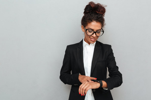 年轻的非洲商人微笑越过灰色的墙图片下载