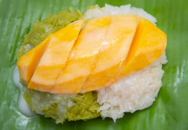 芒果糯米配椰奶酱图片下载