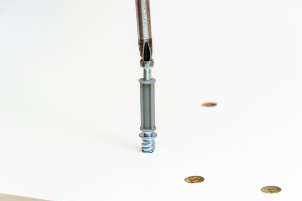 家具组装工艺，用螺丝刀将配件拧上图片下载