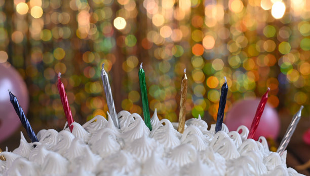 白色蛋糕和蜡烛的特写图片下载