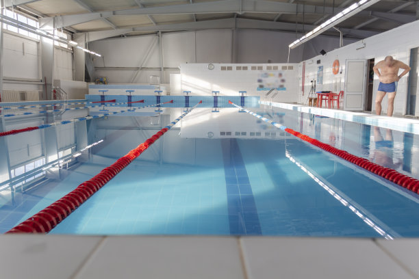 体育馆内设有游泳池，水干净，老少皆宜。图片下载
