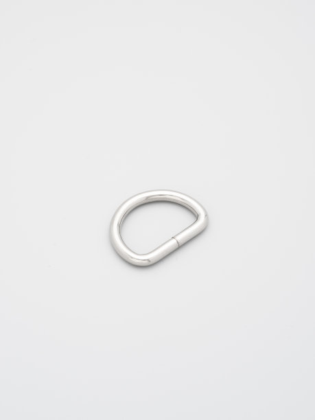 金属配件和用品的袋子，背包和缝纫铺设在灰色的背景。包带镀铬金属框架。缝纫，包制作，复印空间图片下载