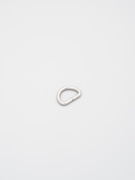 金属配件和用品的袋子，背包和缝纫铺设在灰色的背景。包带镀铬金属框架。缝纫，包制作，复印空间图片下载