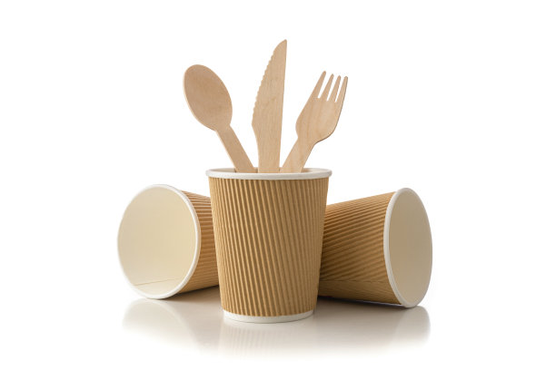 三个一次性咖啡杯和白色餐具。图片下载