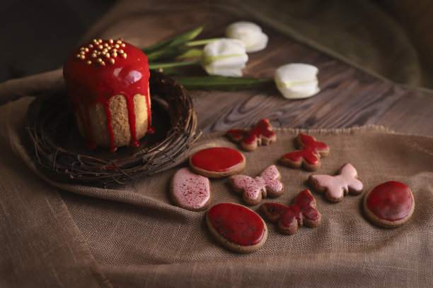 自制的传统复活节蛋糕与红色糖霜。附有复活节面包和鸡蛋的明信片。复活节的背景。高质量的照片图片下载