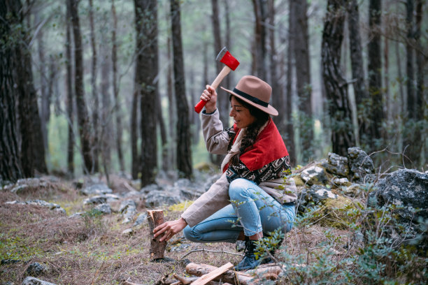 女人在为营火砍柴图片下载