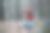 女人在为营火砍柴图片下载