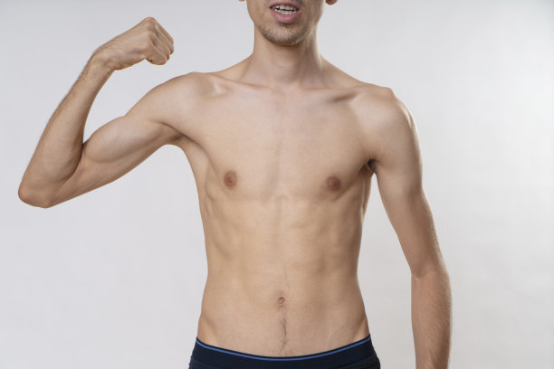 灰色背景下的瘦小伙患有神经性厌食症，身材苗条，图片下载