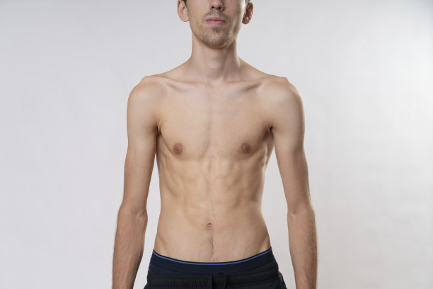 灰色背景下的瘦小伙患有神经性厌食症，身材苗条，图片下载