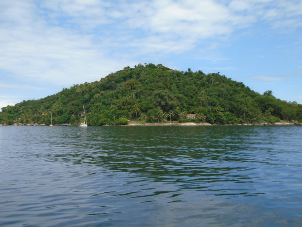 位于巴西里约热内卢安格拉多斯雷斯湾的一个岛屿图片下载