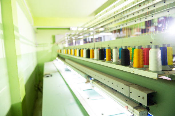 一家现代化的、全自动的、用于工业纺织或服装制造的高科技缝纫工厂关闭了。电脑刺绣。图片下载