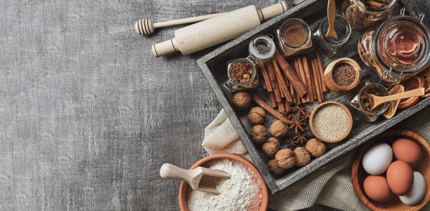 面包面粉与鸡蛋，黄油和附件面包在木材背景，准备自制面包的概念。平的。图片下载