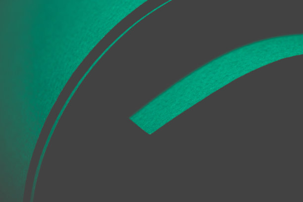 绿色的纸卷起来的特写图片下载