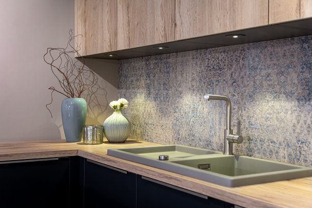 室内厨房的钢制水龙头。图片下载