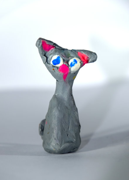 橡皮泥的猫。白色背景的橡皮泥玩具。图片下载
