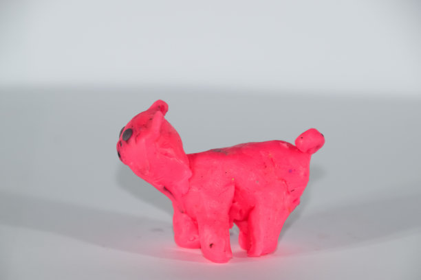 橡皮泥小猪。白色背景的橡皮泥玩具。图片下载