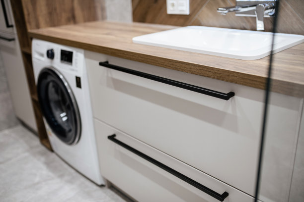 白色家具上黑色金属把手装饰元素图片下载