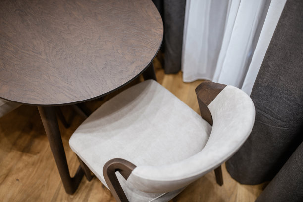 厨房里由天然木材制成的浅色柔软的新清洁椅子和深色桌子图片下载