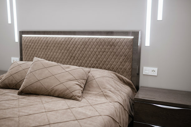 床上有新的，干净的，新鲜的枕头在房间里图片下载