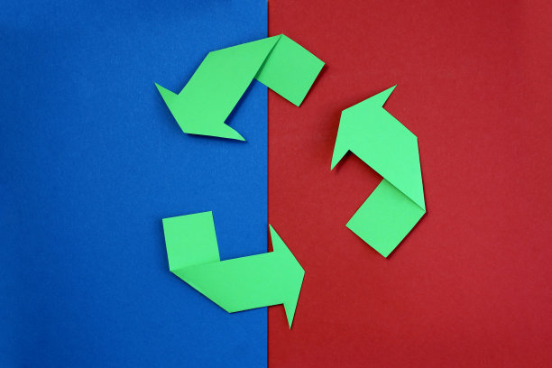 三个绿色的箭头，标志着回收，同时躺在红色和蓝色上。图片下载