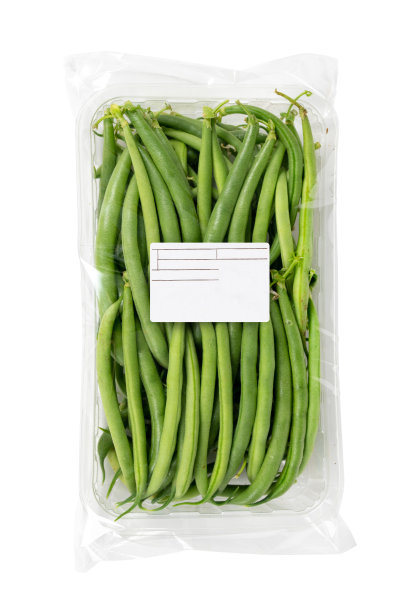 新鲜收获的法国豆包装好并在白色背景上标注图片下载
