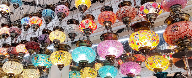 市场上有枝形吊灯、彩灯、玻璃灯笼图片下载