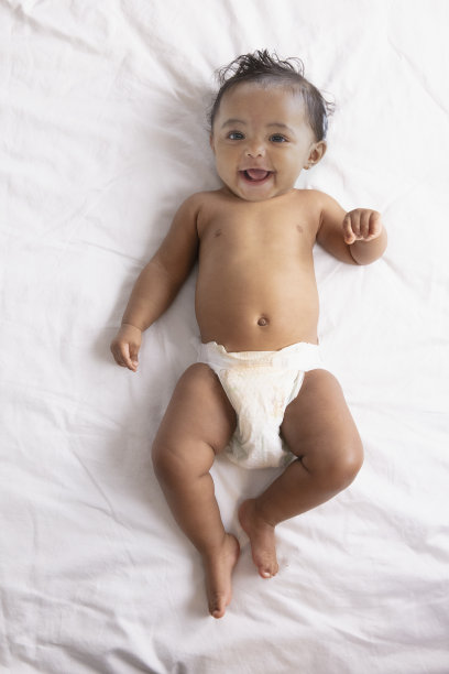 婴儿微笑在白色背景图片下载