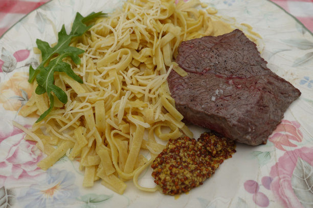 炸牛排配意大利面图片下载