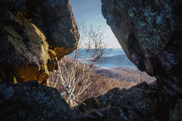 透过岩石看太平洋图片下载