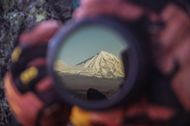 科里亚基火山在相机镜头中的倒影图片下载