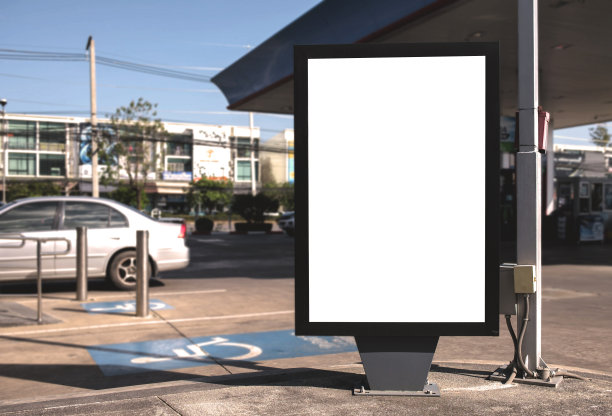 巨大的白色空白广告牌模型显示在加油站内。图片下载