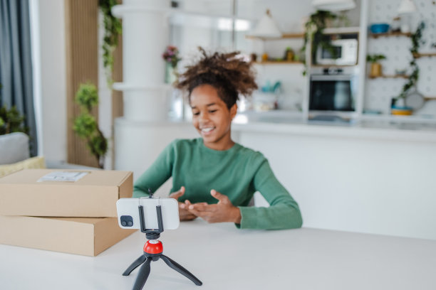 女孩在家通过手机拍视频图片下载