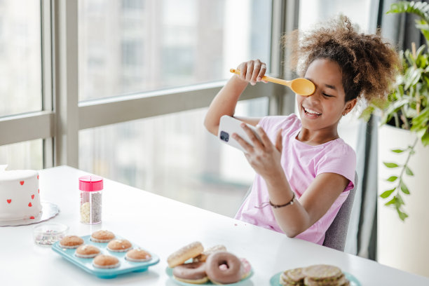 十几岁的女孩在厨房里玩图片下载